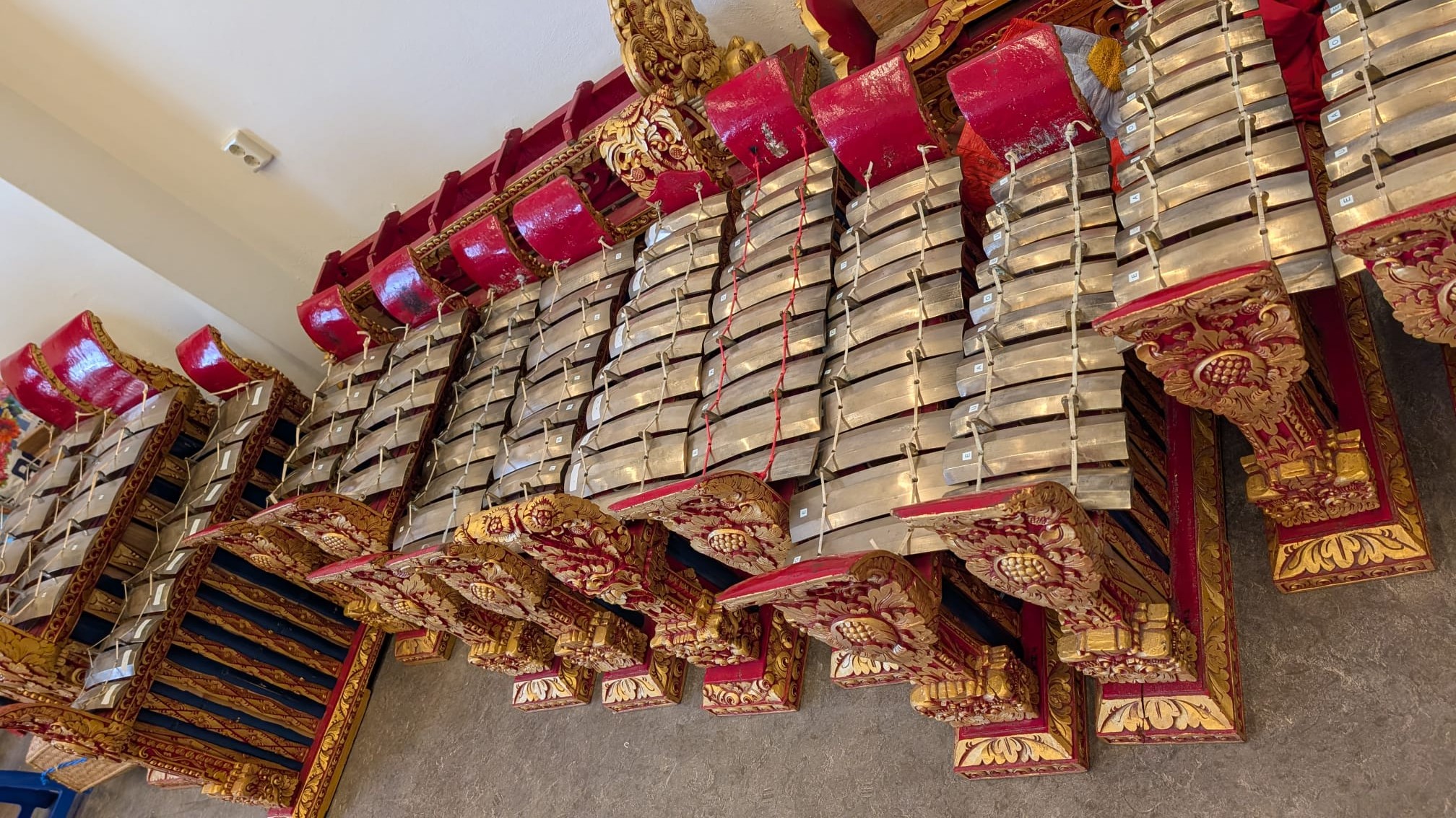 Meerdere gamelans op een rij