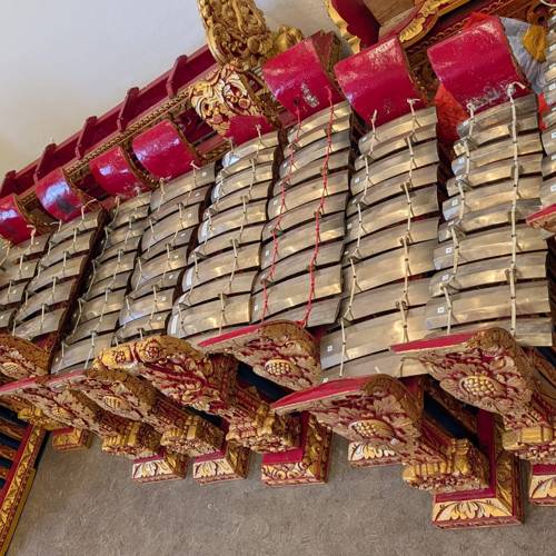 Meerdere gamelans op een rij