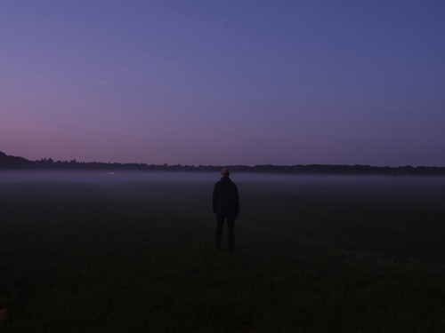 Landschap met man in donker