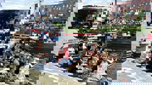 Publiek in een bootje bij een drijvend podium tijdens Viva Vathorst