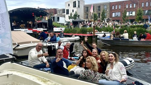 Publiek in een bootje bij een drijvend podium tijdens Viva Vathorst