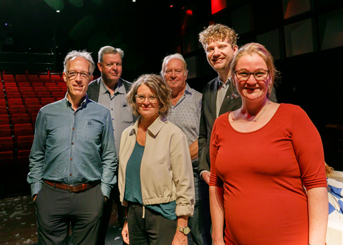 Betrokkenen bij ICOONtheater met wethouder Tyas Bijlholt