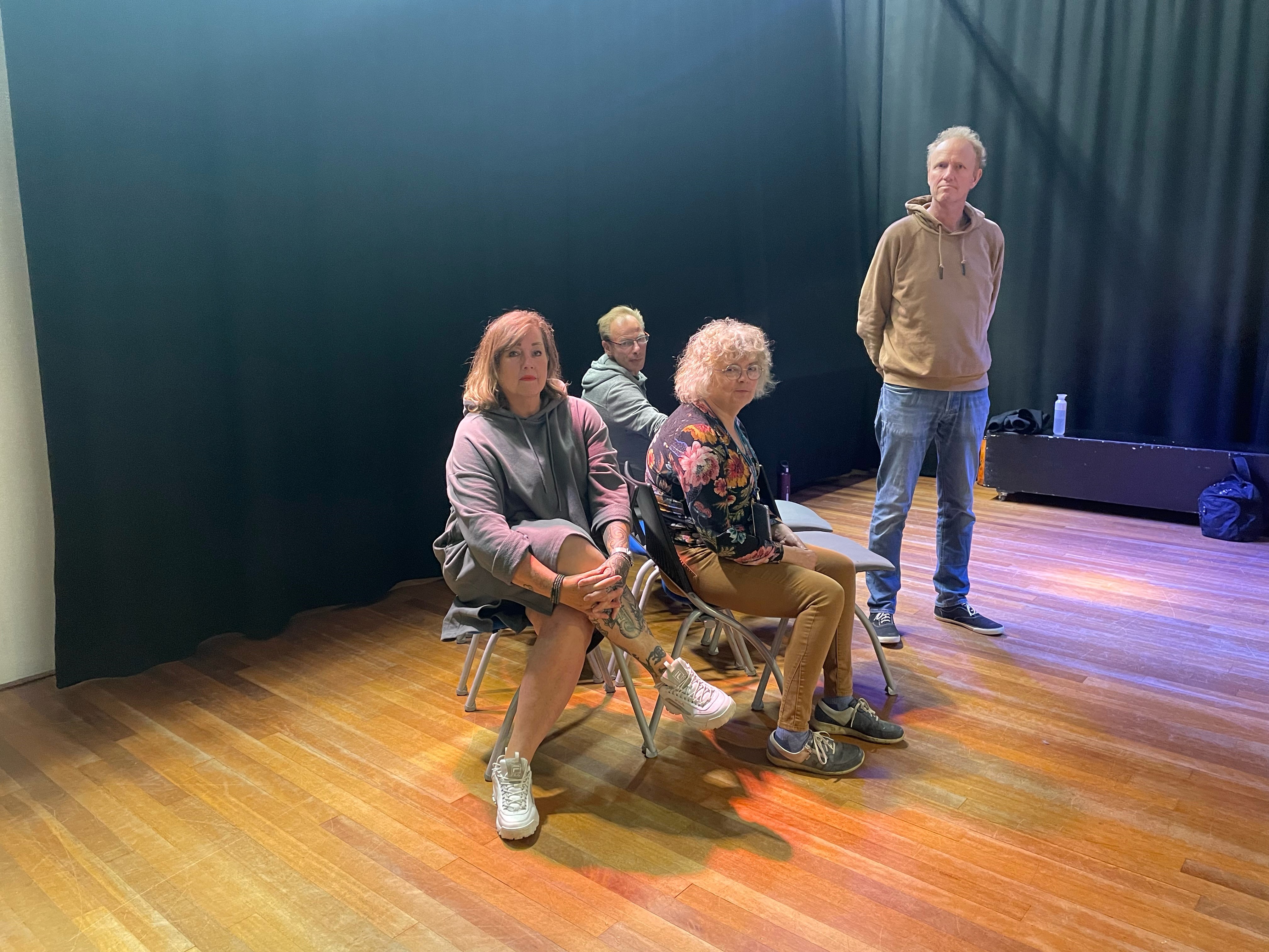 Volwassenen in een theaterles