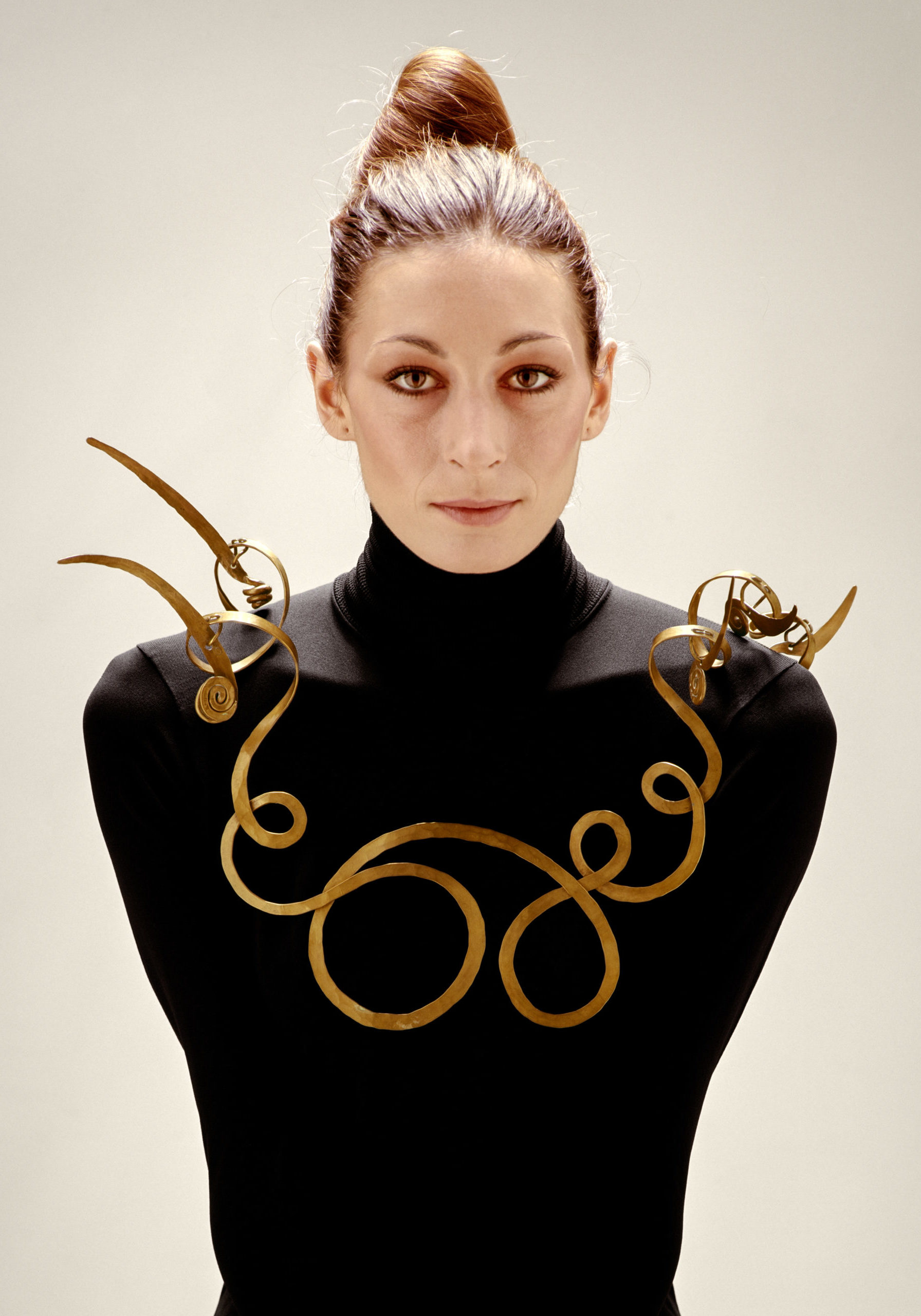 Anjelica Huston draagt een sieraad van Calder