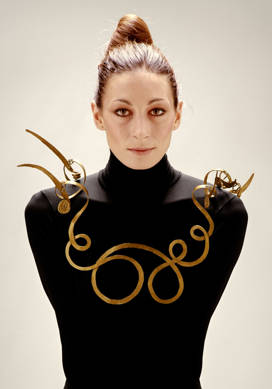 Anjelica Huston draagt een sieraad van Calder