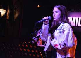 Meisje zingt in café
